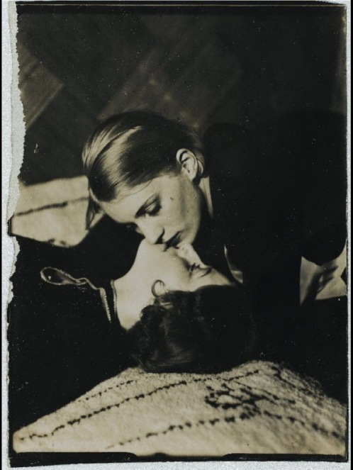 lee-miller-kissing-a-woman-by-man-ray